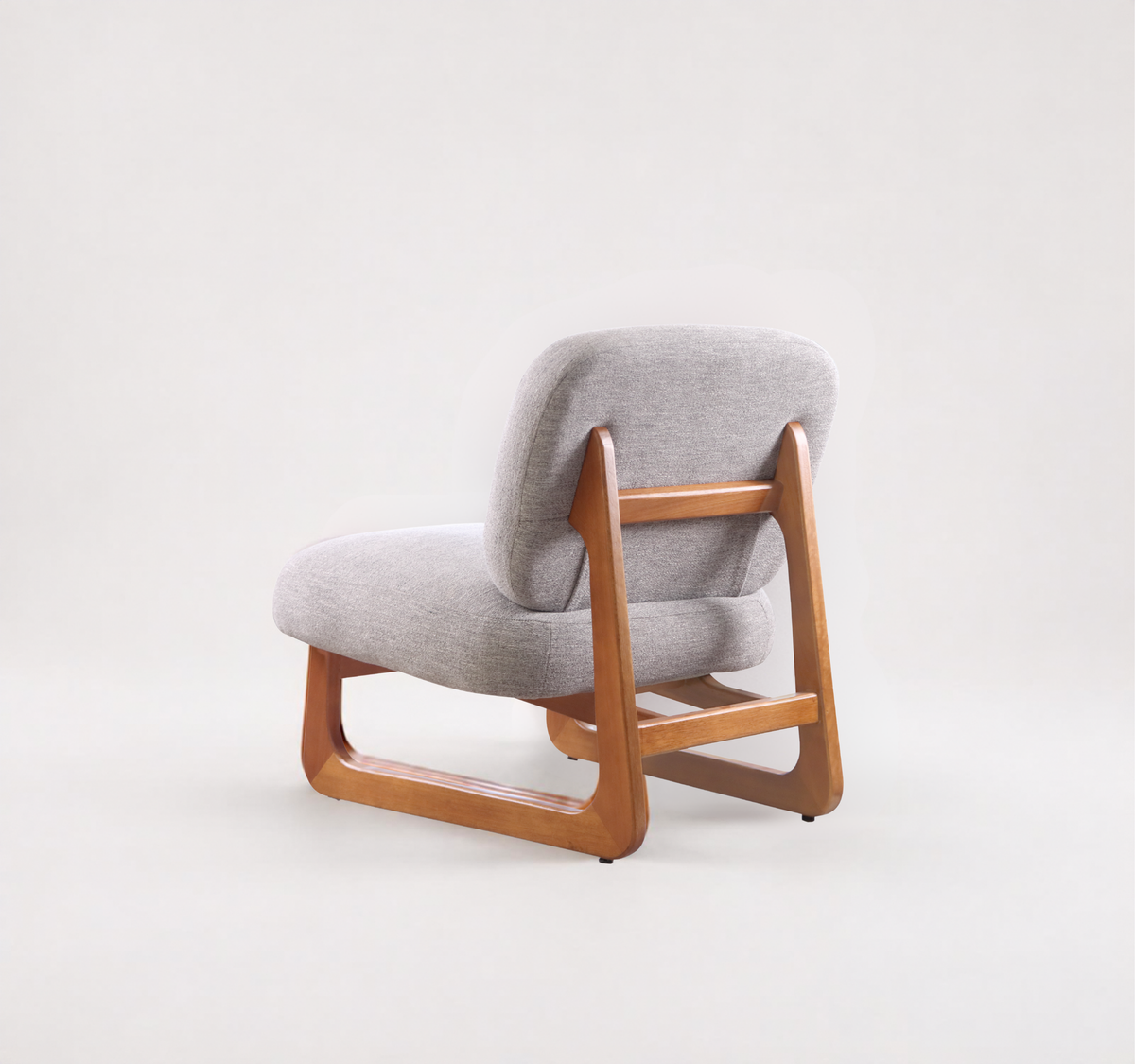Poltrona Dafine em Madeira Maciça e Design Curvo