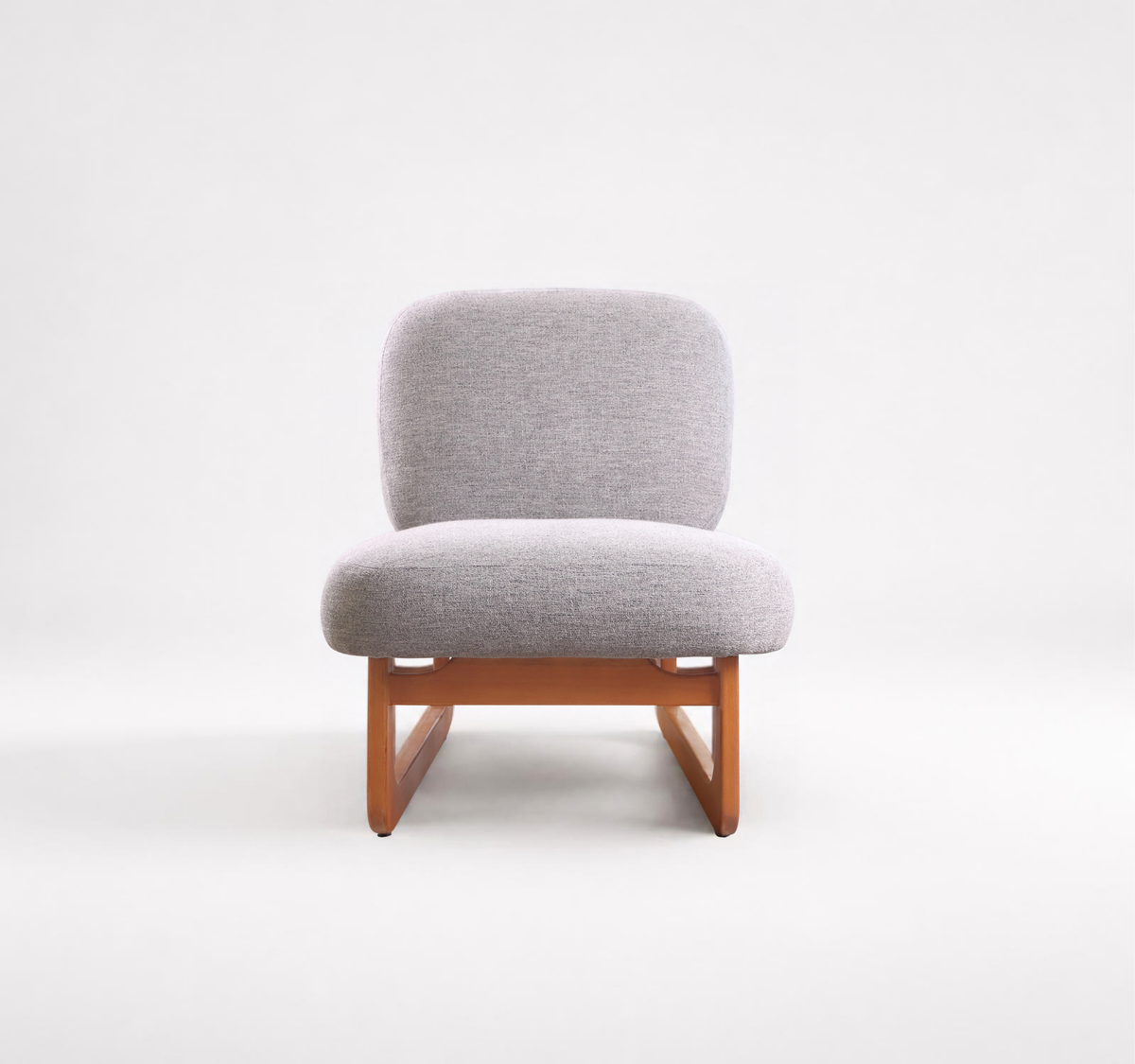 Poltrona Dafine em Madeira Maciça e Design Curvo