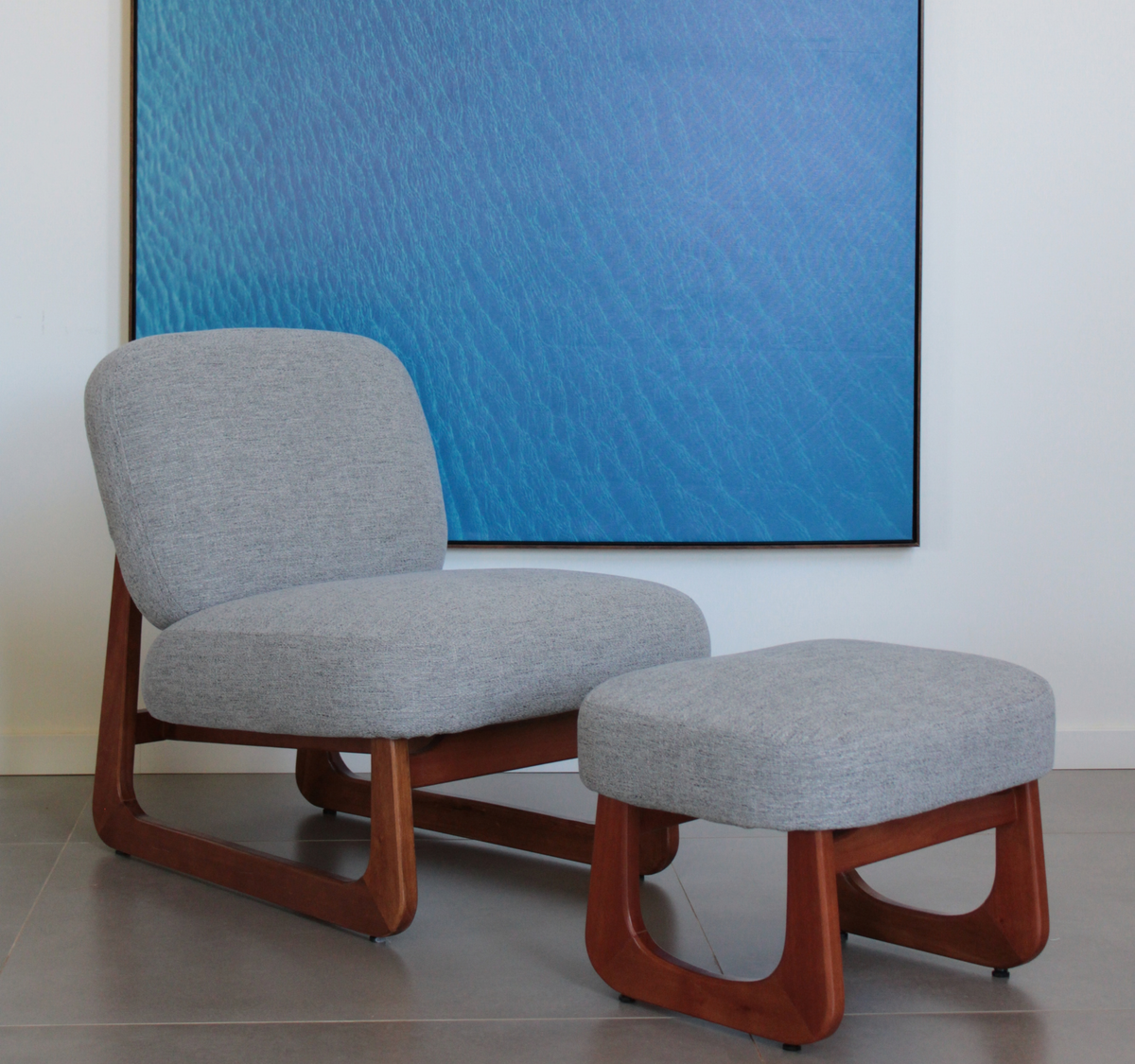 Poltrona Dafine em Madeira Maciça e Design Curvo