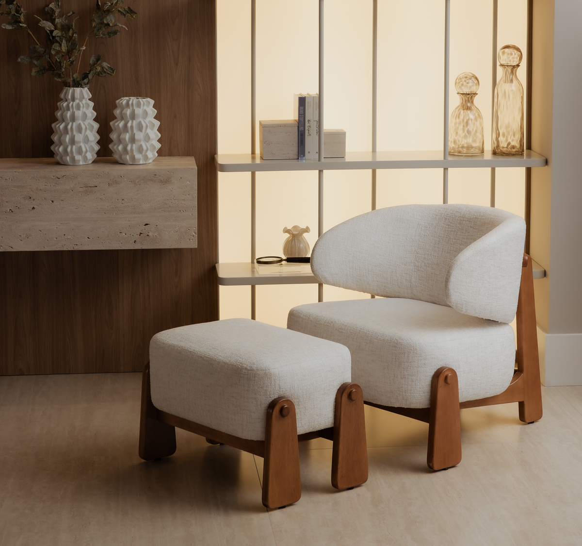 Poltrona Áurea em Madeira Maciça e Design Curvo Orgânico