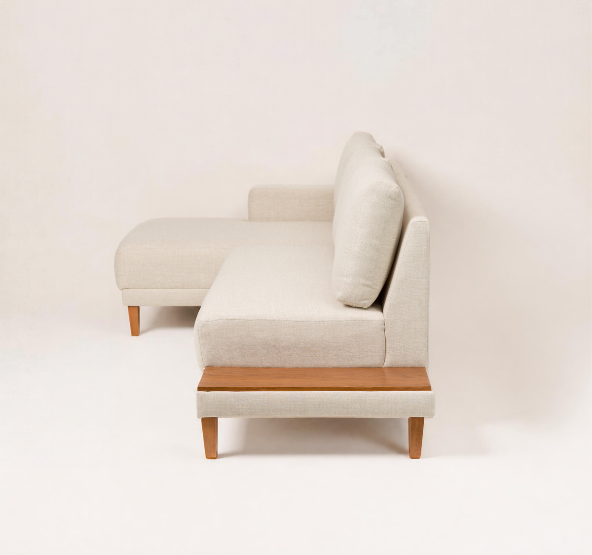 Sofá Meg 3 Lugares com Chaise e Mesinha Lateral em Madeira Maciça