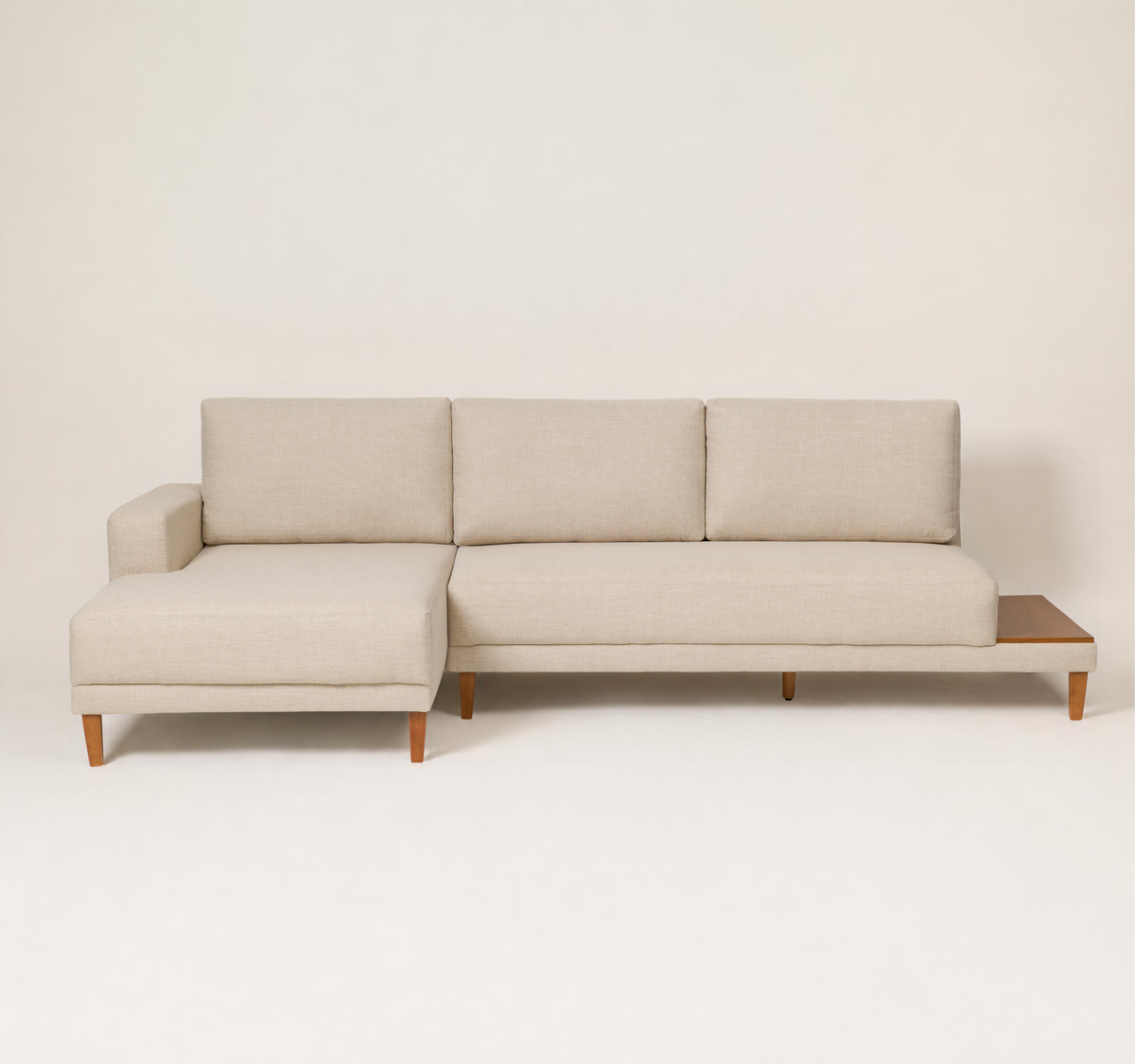 Sofá Meg 3 Lugares com Chaise e Mesinha Lateral em Madeira Maciça