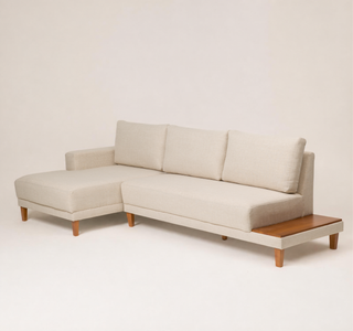 Sofá Meg 3 Lugares com Chaise e Mesinha Lateral em Madeira Maciça