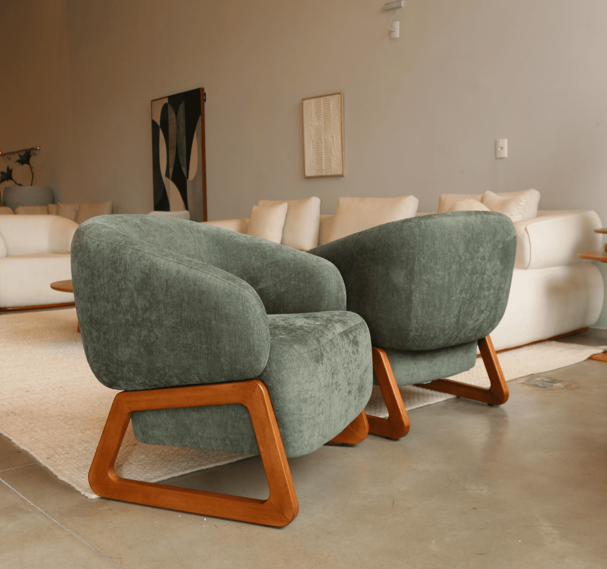 Poltrona Aris com Design Curvo e Pés em Madeira Maciça