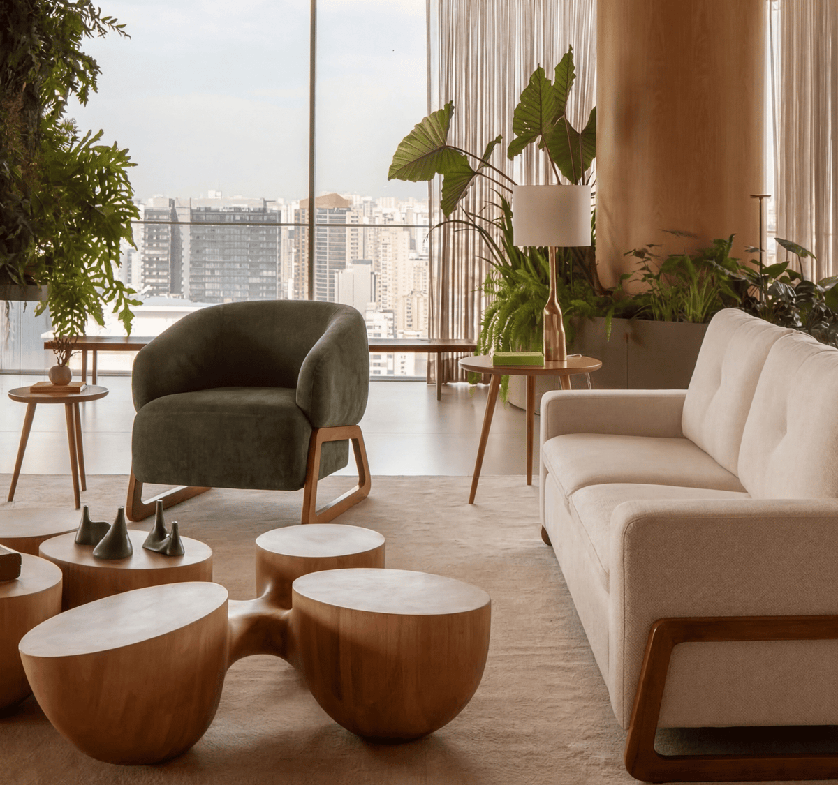 Poltrona Aris com Design Curvo e Pés em Madeira Maciça