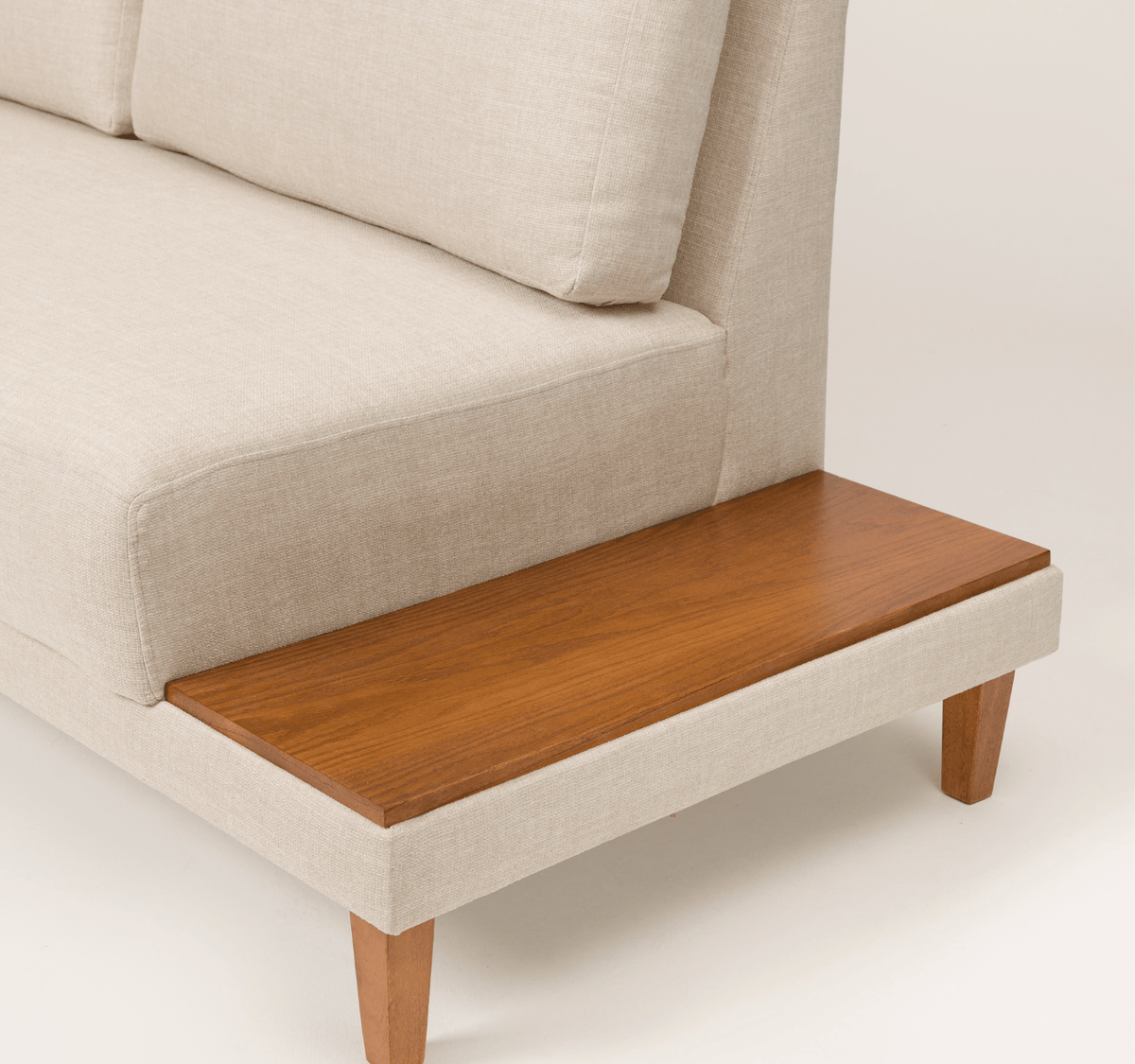 Sofá Meg 3 Lugares com Chaise e Mesinha Lateral em Madeira Maciça