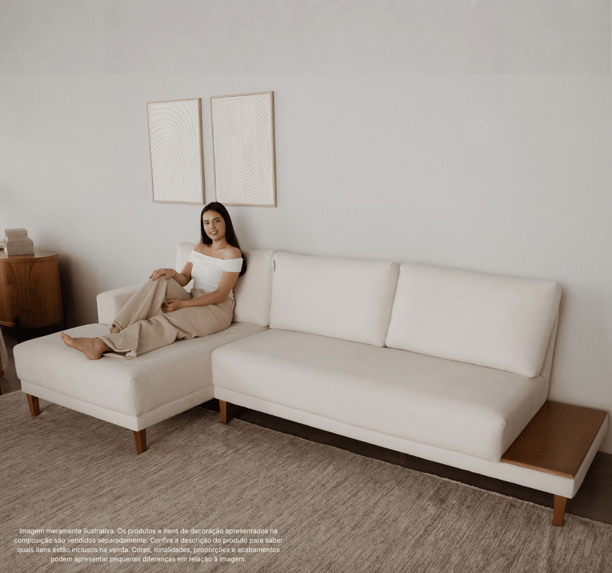 Sofá Meg 3 Lugares com Chaise e Mesinha Lateral em Madeira Maciça
